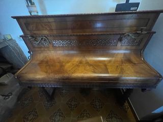 Piano antiguo de madera