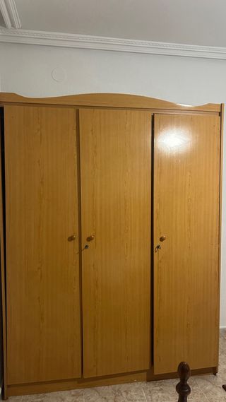 Armario de madera color miel