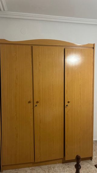 Armario de madera color miel