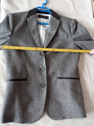 Chaqueta Zara gris con cuello de piel