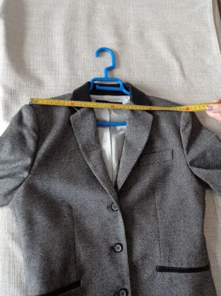 Chaqueta Zara gris con cuello de piel