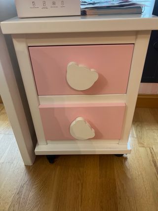 Dormitorio juvenil rosa y blanco