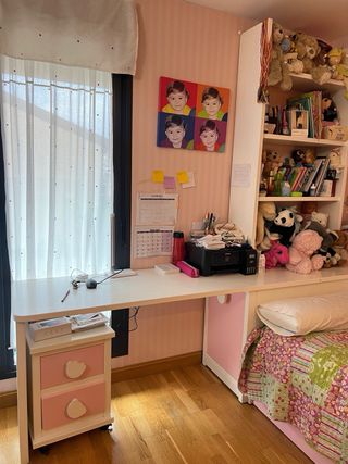 Dormitorio juvenil rosa y blanco