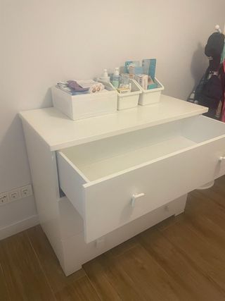 Cómoda de madera, lacada en blanco.