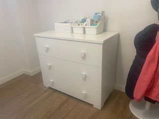 Cómoda de madera, lacada en blanco.