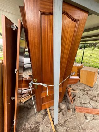 Puerta de madera con manilla dorada