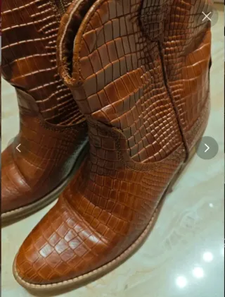 Stivaletti effetto coccodrillo marroni