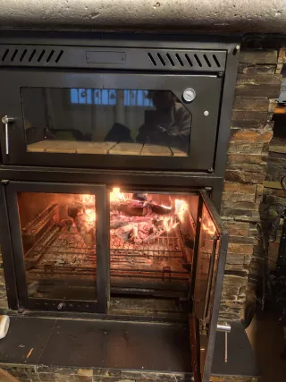 Chimenea de hierro con puerta de cristal