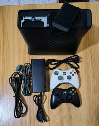 Lote Consola Xbox 360 Slim 250GB + 2 Mandos