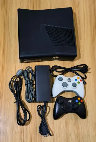 Lote Consola Xbox 360 Slim 250GB + 2 Mandos