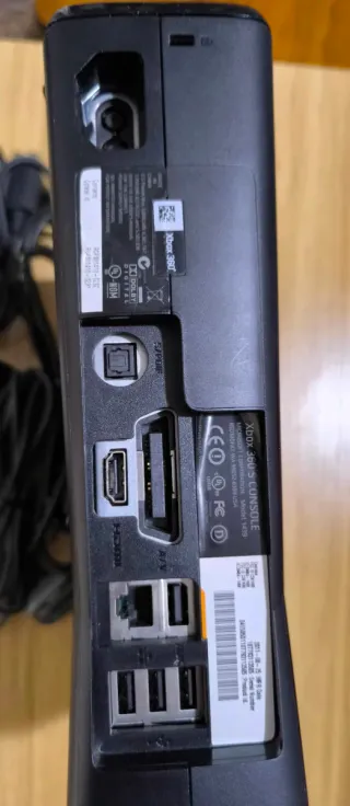 Lote Consola Xbox 360 Slim 250GB + 2 Mandos