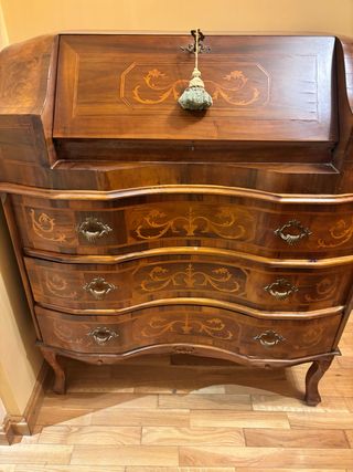 Cómoda clásica de madera con 3 cajones