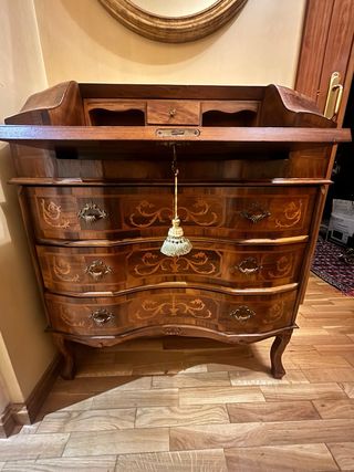 Cómoda clásica de madera con 3 cajones