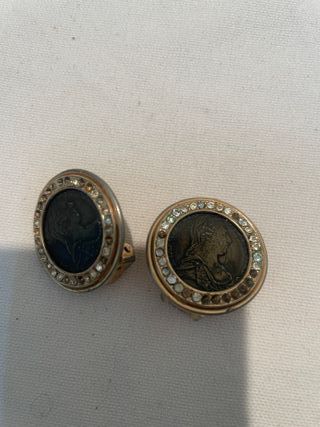 Pendientes con perfil de figura y circonitas