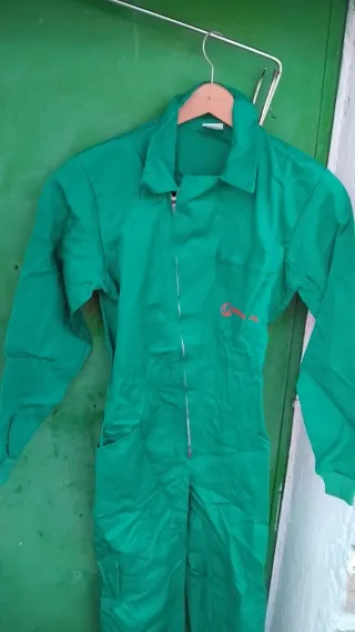 2 monos de trabajo verdes nuevos