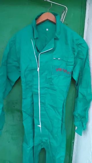 2 monos de trabajo verdes nuevos