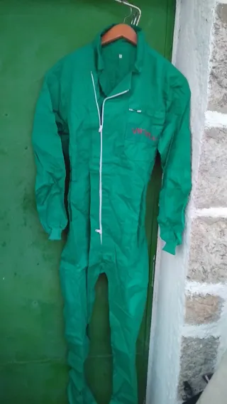 2 monos de trabajo verdes nuevos