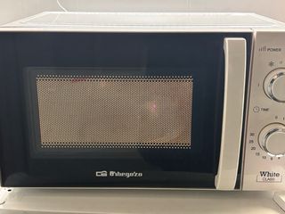 Microondas Orbegozo Blanco.