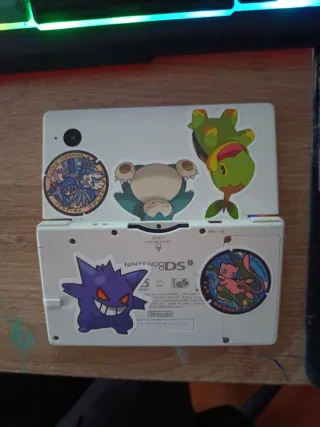 Nintendo DSi + funda pokemon + cargador