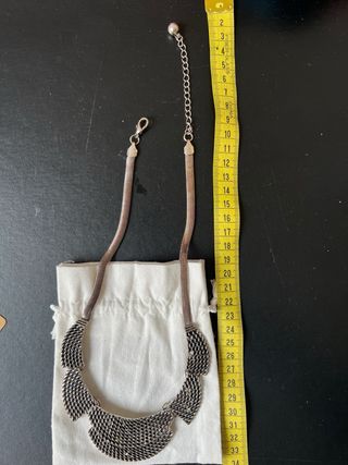 Collar con diseño de malla