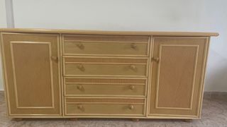 Mueble de comedor de madera y ratán