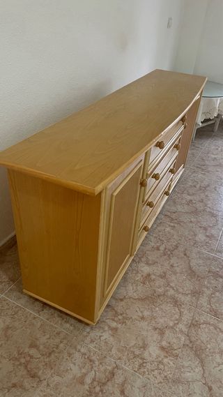 Mueble de comedor de madera y ratán