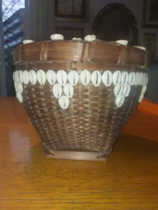 Cesto artigianato africano con conchiglie