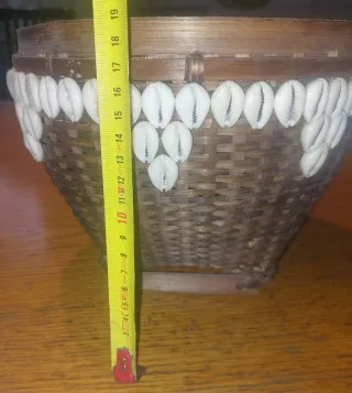 Cesto artigianato africano con conchiglie