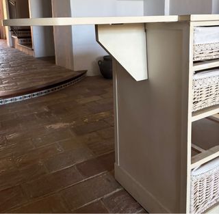 Mueble de planchar con cestas