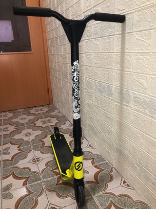 Patinete Oxelo Negro y Amarillo