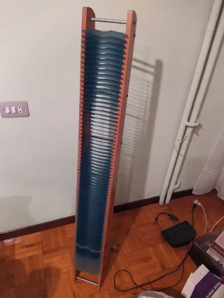 Torre de CDs de madera y plástico