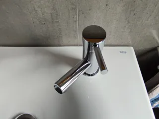 Lavabo suspendido de cerámica con grifo incluido.