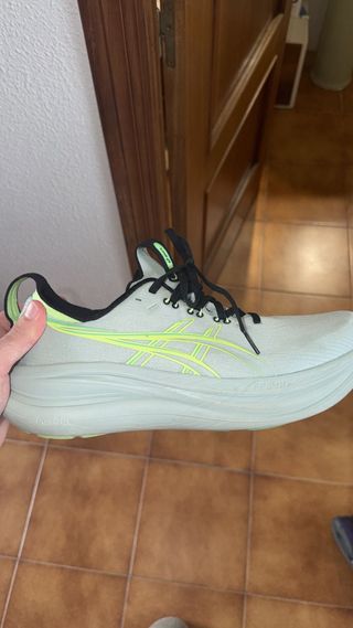 Zapatillas Asics grises y verdes