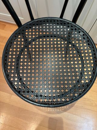 Silla metálica negra estilo Thonet