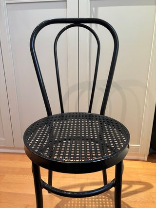 Silla metálica negra estilo Thonet