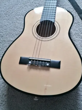 Guitarra infantil Bontempi con funda. 78 cm