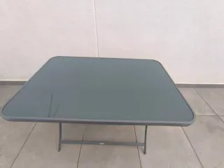 Mesa de cristal y metal gris