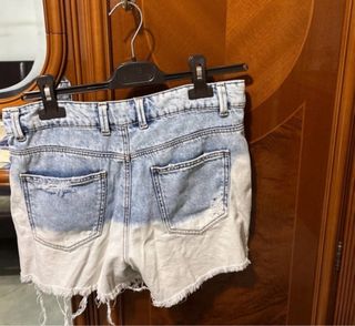 Shorts jeans strappati effetto tie-dye