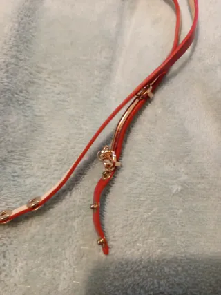 Reloj de pulsera dorado y rojo