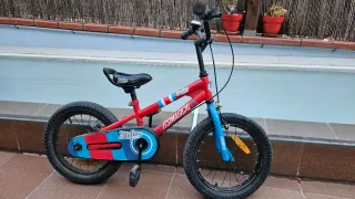 Bicicleta infantil roja y azul