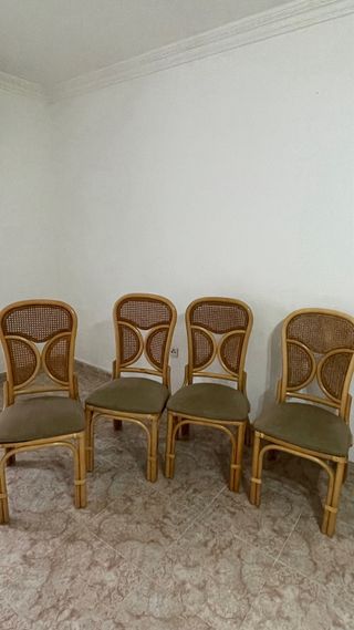 Silla de ratán con asiento de tela