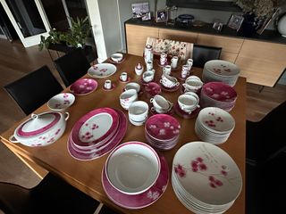 Vajilla de cerámica con flores rosas