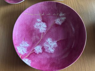 Vajilla de cerámica con flores rosas