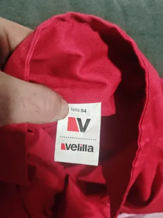 Mono de trabajo rojo