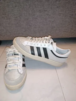 Zapatillas Adidas Blancas y Negras