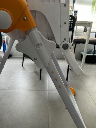 Trona infantil con diseño de jirafas