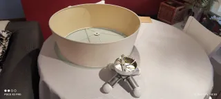 Lámpara de techo beige y blanca