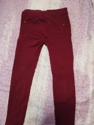 Pantalones ajustados burdeos