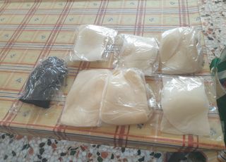 Hombreras de esponja beige y negras