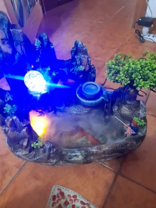 Fontana da interno con luci e pesciolino